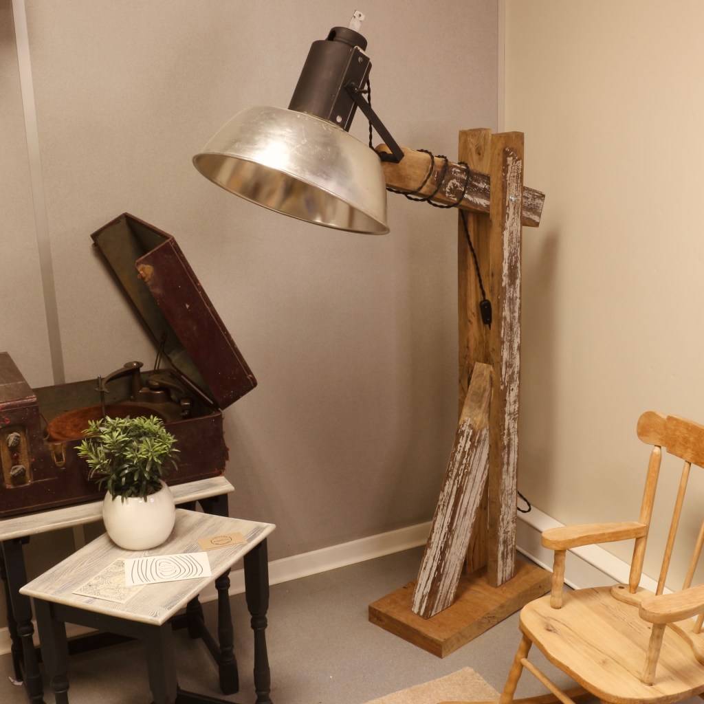 Lampe fabriqué avec une lampe d'élevage et poutres de charpente