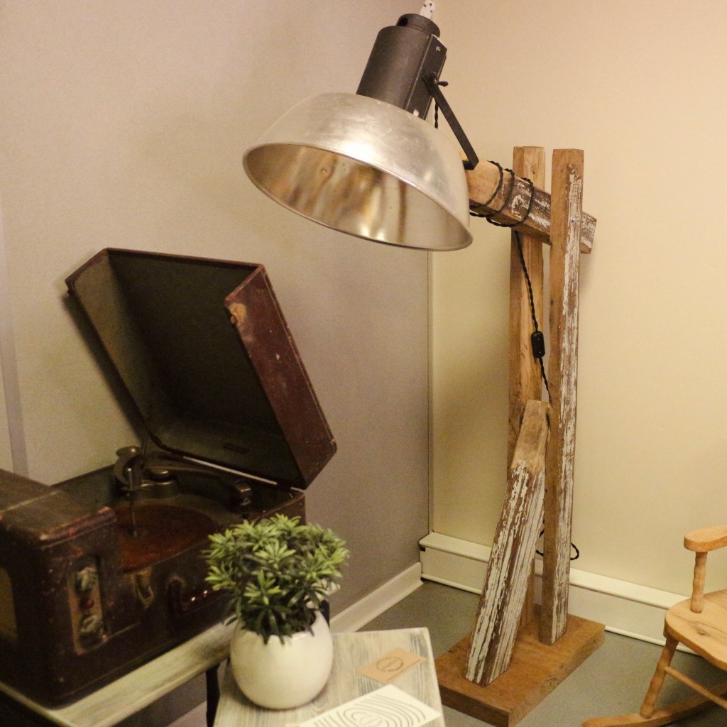 Lampe fabriqué avec une lampe d'élevage et poutres de charpente