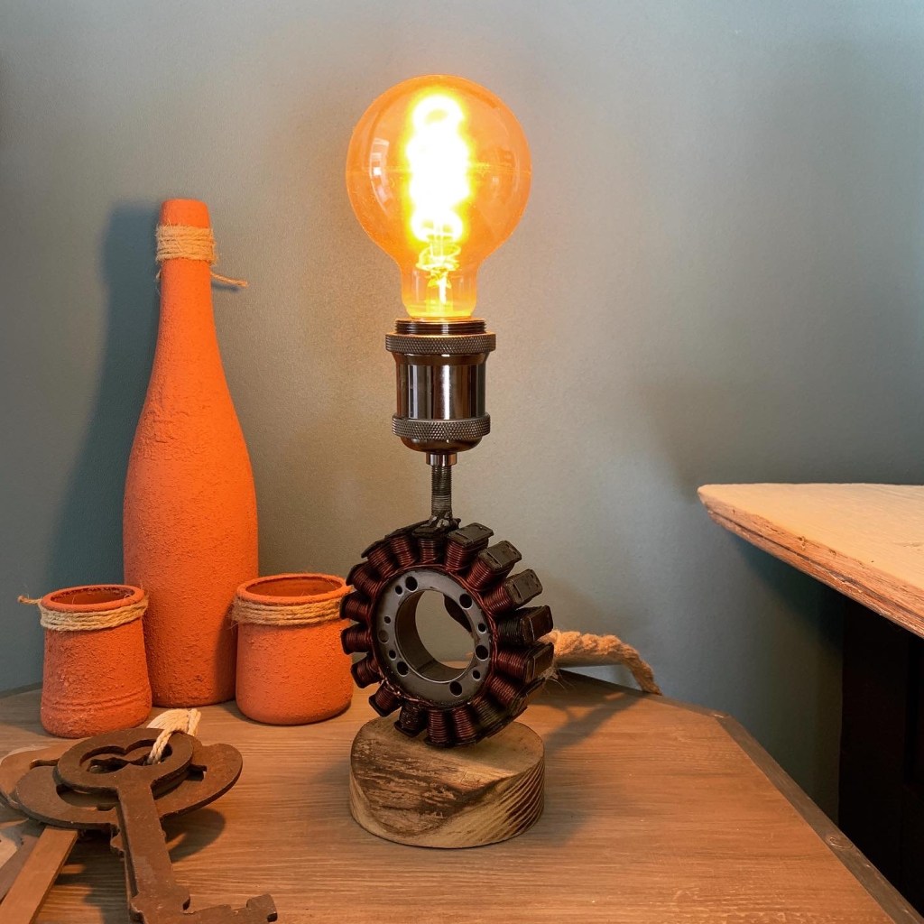 Lampe fabriquée à partir d'un alternateur de moto