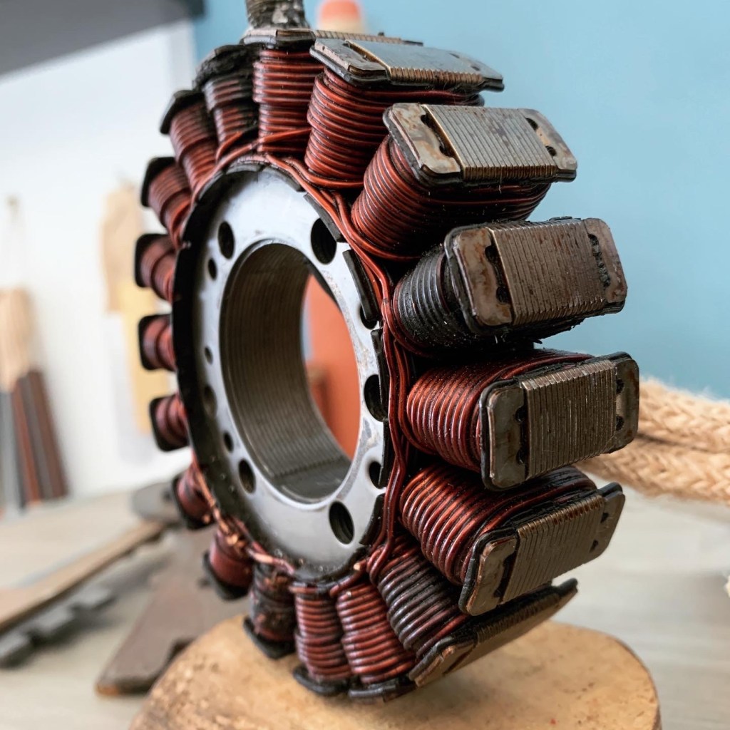 Lampe fabriquée à partir d'un alternateur de moto