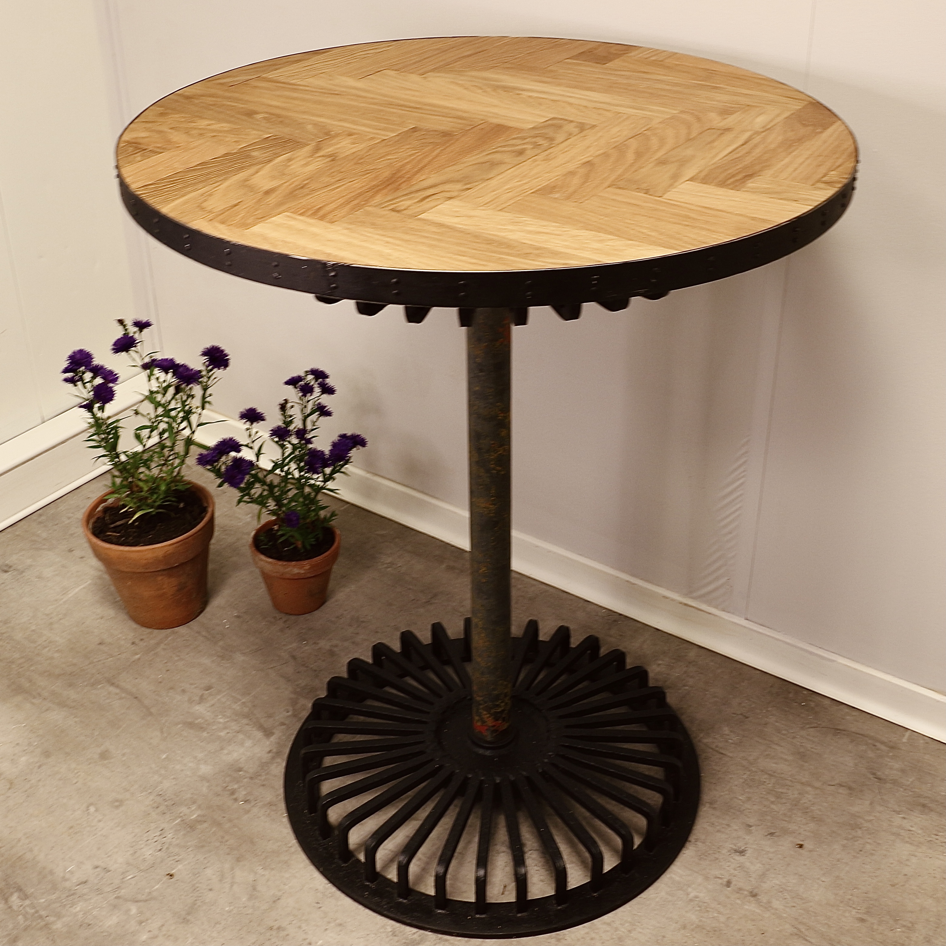 Mange debout conçu avec un rouage de machine agricole