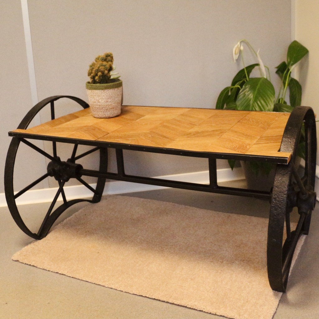 Table basse fabriquée à partir de roues de charette