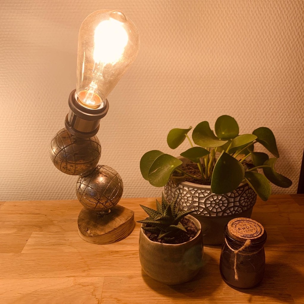 lampe fabriquée à partir de boules de pétanques