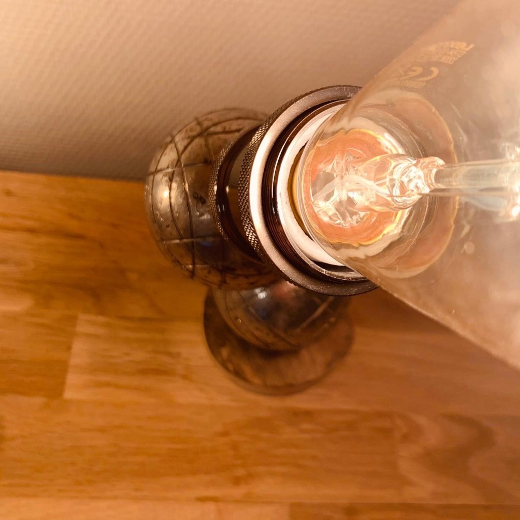 lampe fabriquée avec des boules de pétanque