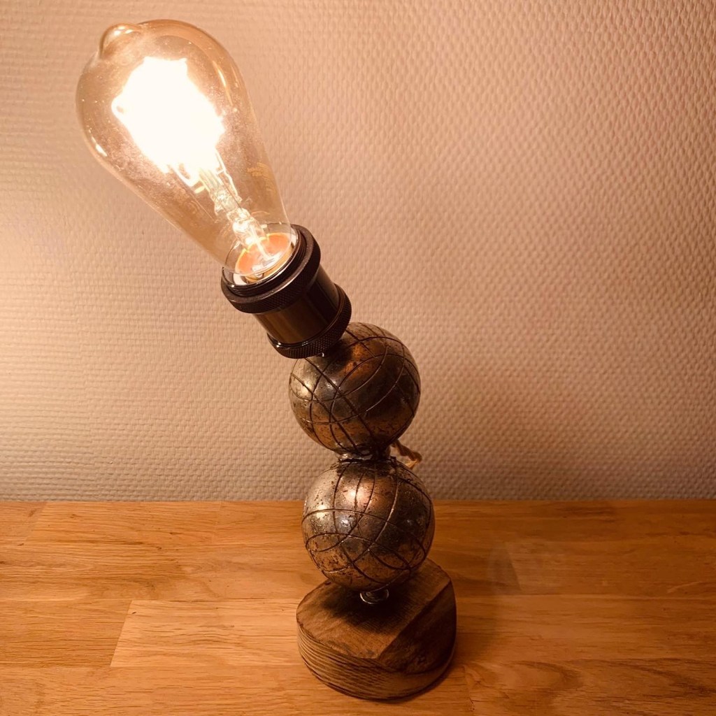 lampes fabriquées avec des boules de pétanques