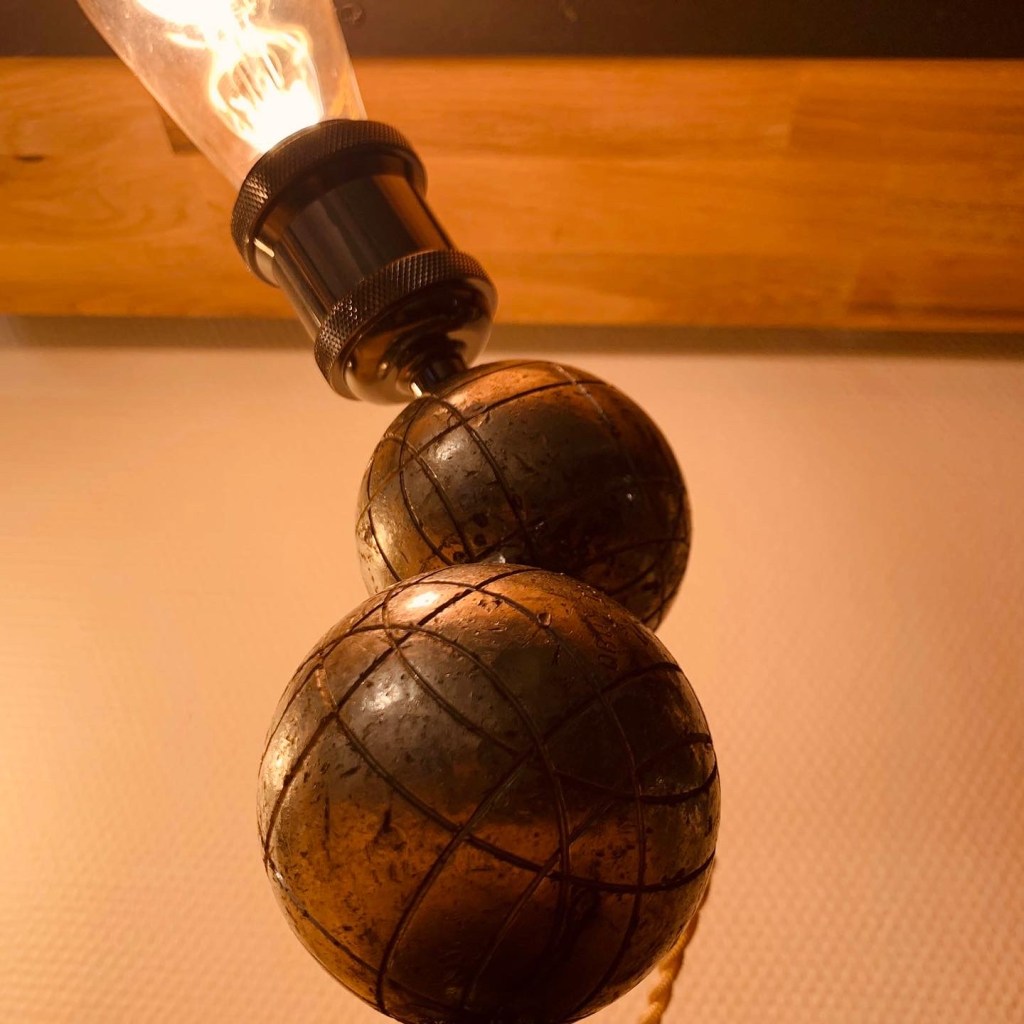 Lampe fabriquée avec des boules de pétanques