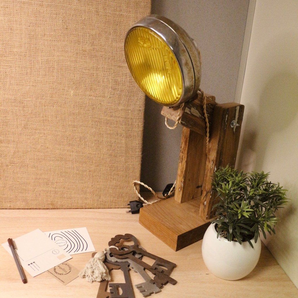 Lampe fabriquée avec un ancien phare de voiture