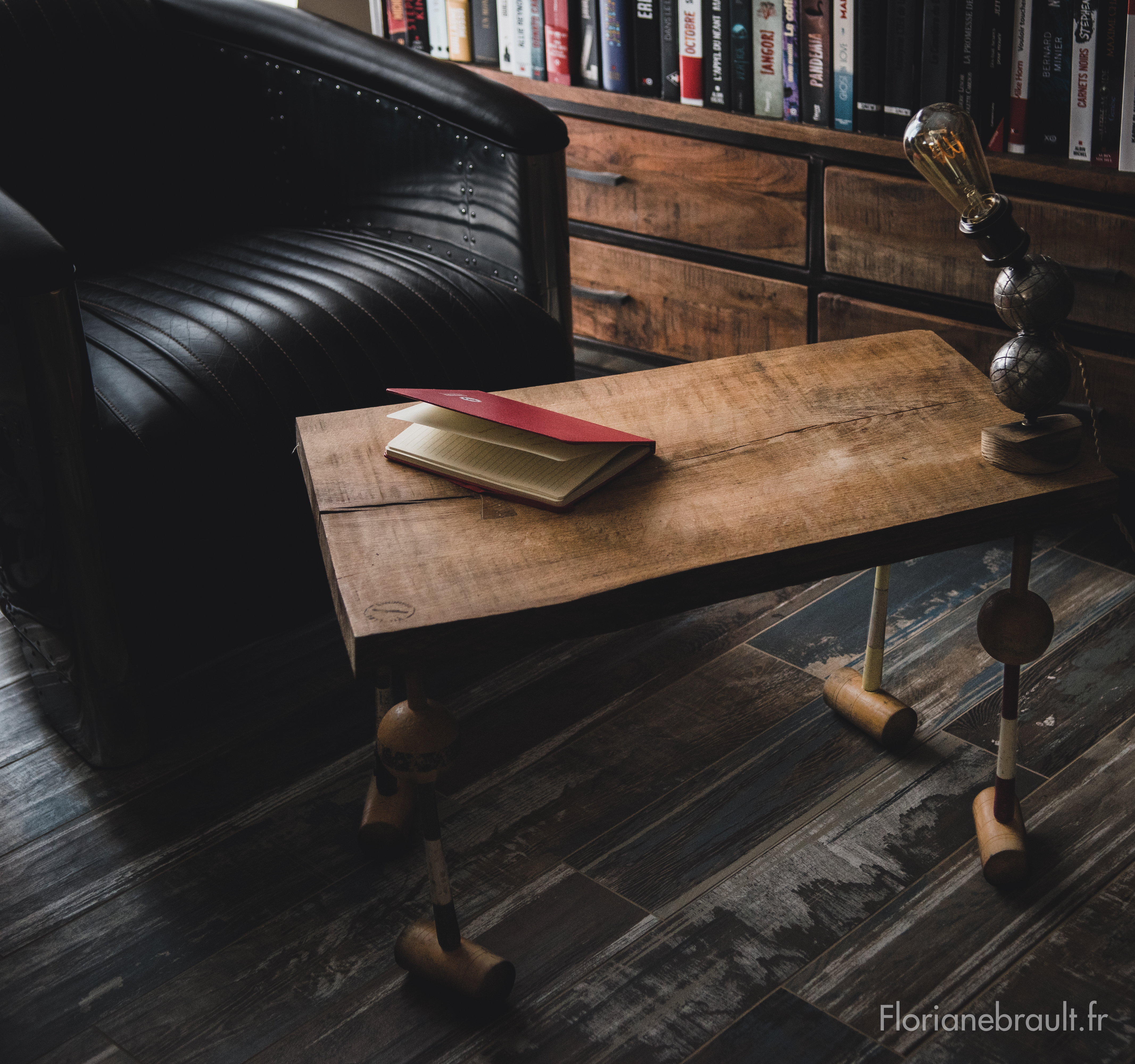 table basse fabriqué avec des maillets de croquets