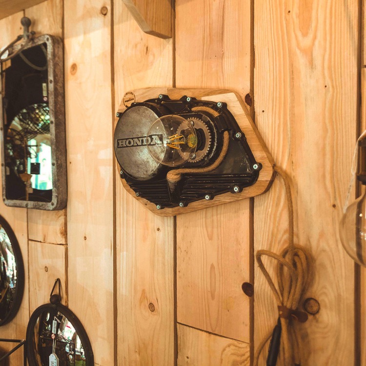 lampe murale fabriquée à partir d'un carter de moto